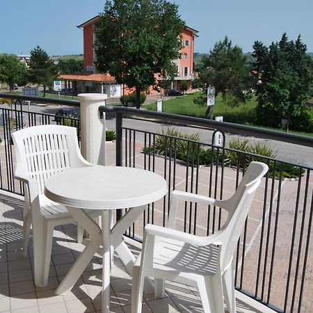 Eu Ropa Hotel Nereto Luaran gambar